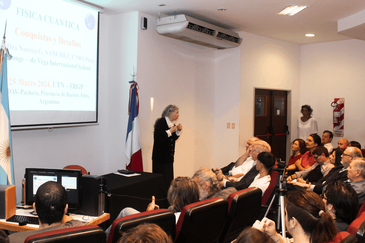 La Dra. Norma Sánchez, pionera en física cuántica, visitó la UTN Pacheco y brindó una conferencia magistral